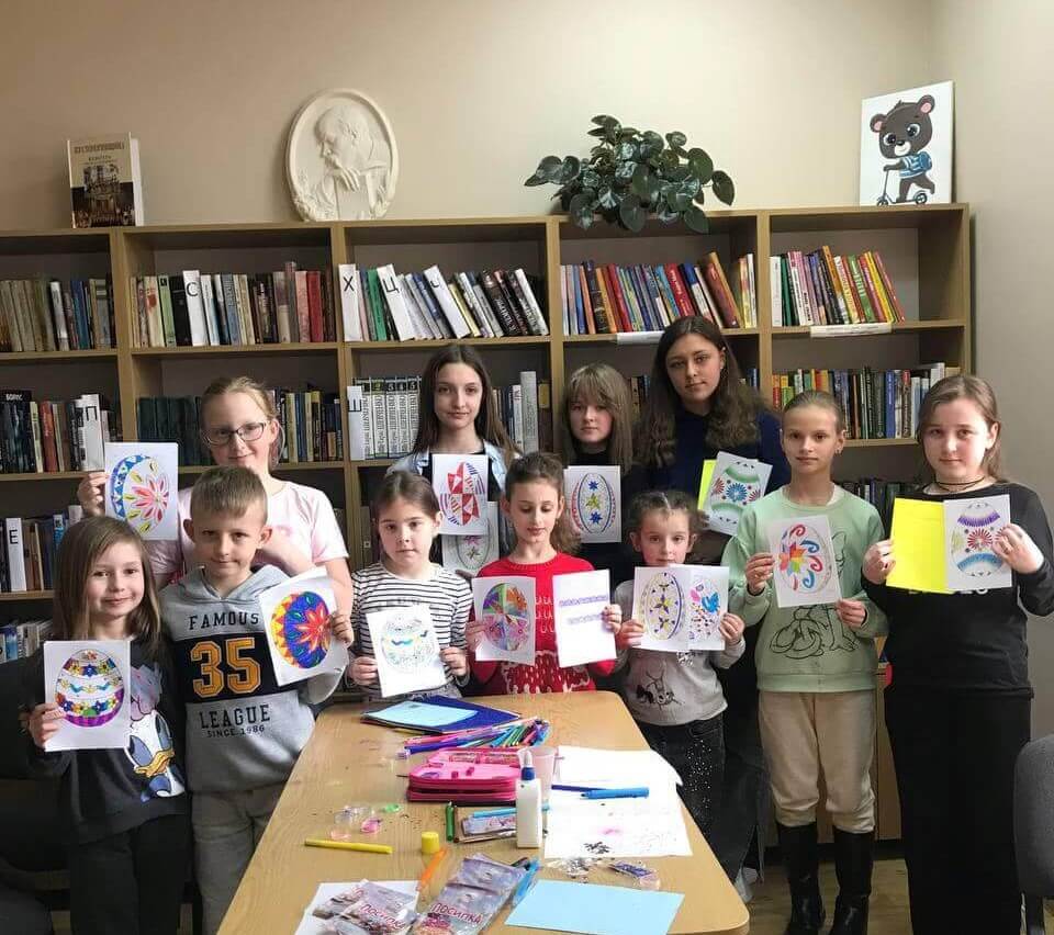 Читачі бібліотеки-філії с.Холодновідка малювали Великодні листівки.