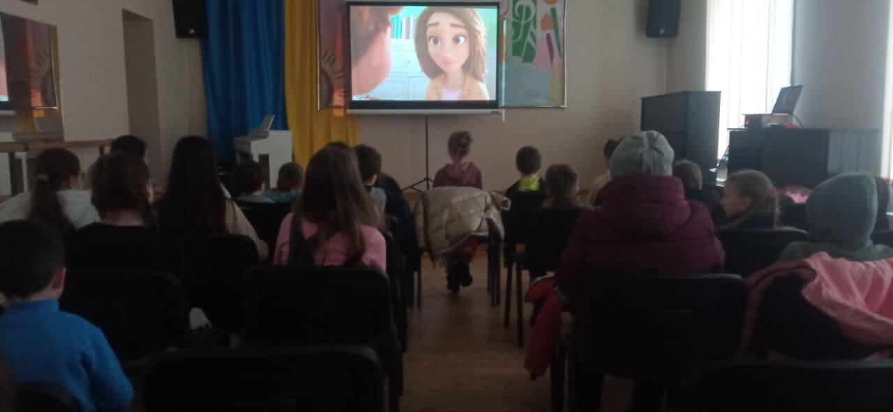 До Всесвітнього дня мультфільмів за спільної участі Бібліотека філія с.Холодновідка та Зимноводівська школа мистецтв відбувся перегляд мультфільму «Везіння».