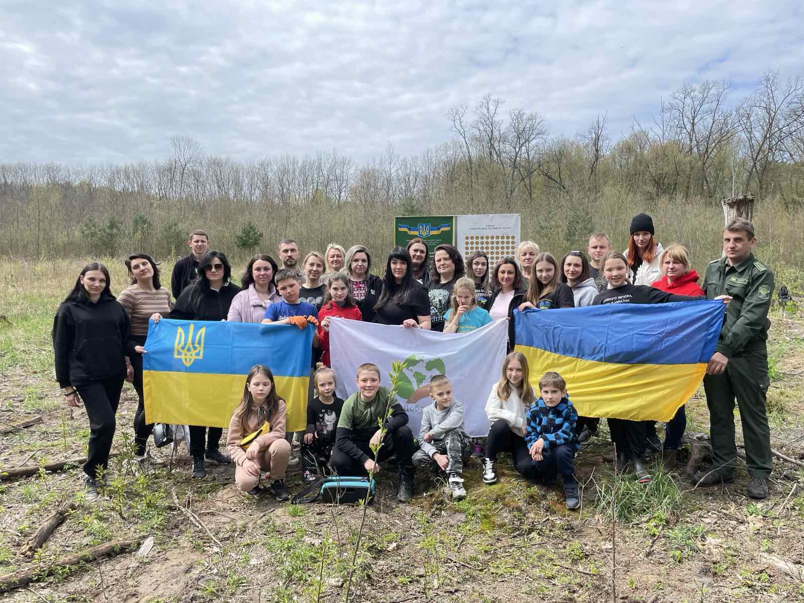 У Міжнародний день Землі учасники колективів та читачі бібліотеки с.Скнилів доєдналися до спільної висадки дерев