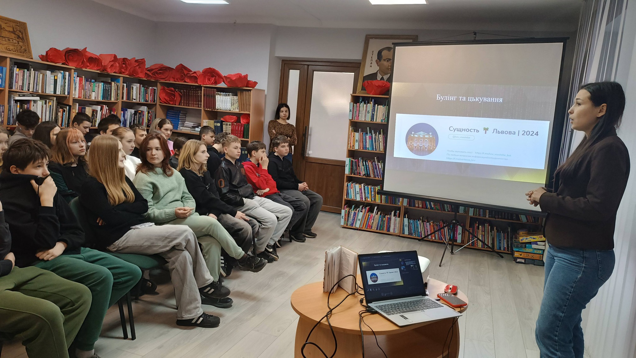 У Зимноводівській публічній бібліотеці відбулася інформаційно-профілактична зустріч молоді з працівниками Кіберполіції