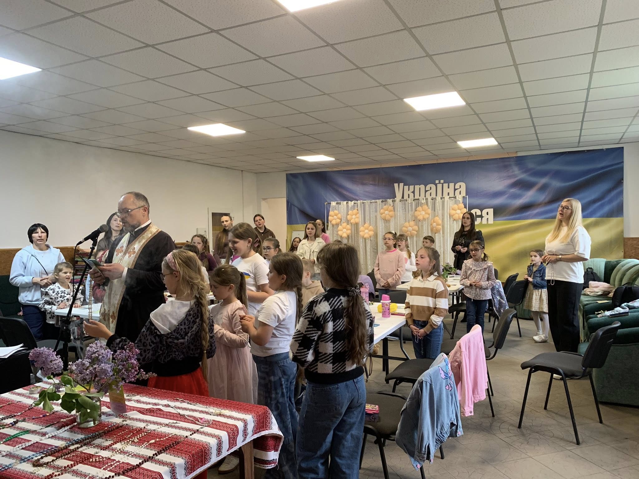 У Скнилові діти й дорослі разом виготовляли вервиці